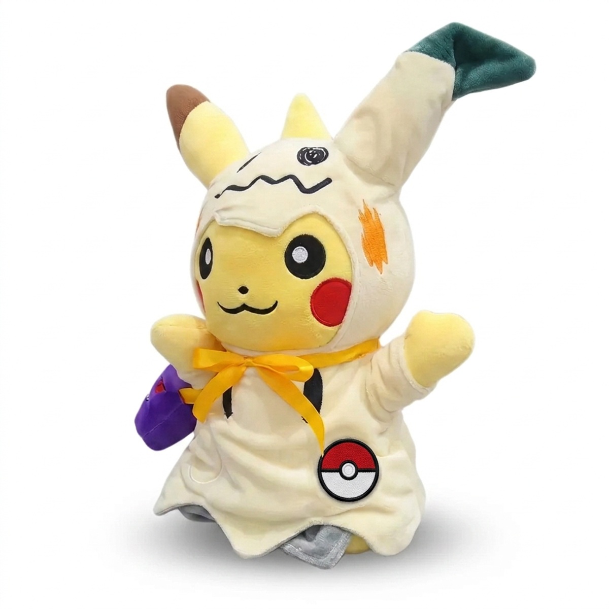 Pikachu Knuffel met badge die de echtheid bewijst.