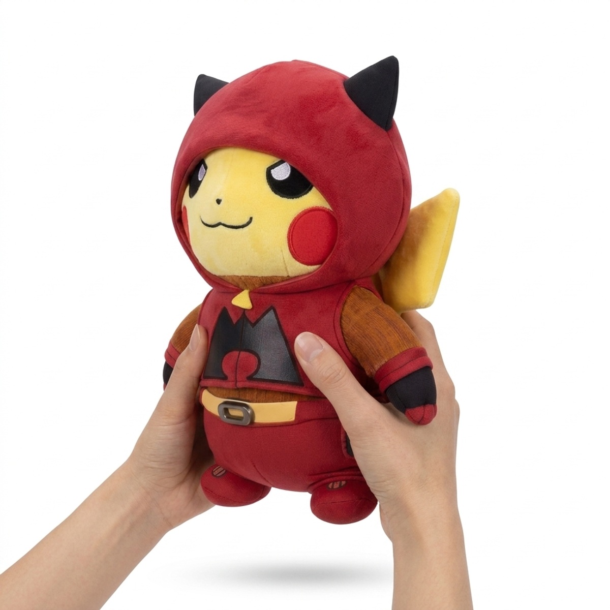 Pikachu Team Magma knuffel vastgehouden in handen