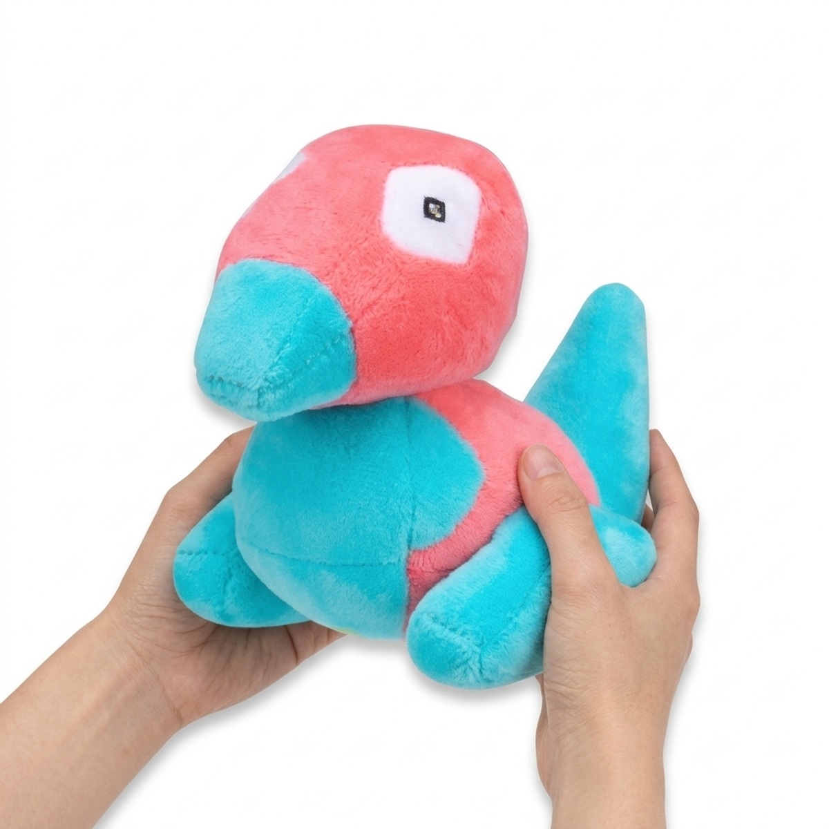 Porygon Knuffel in handen