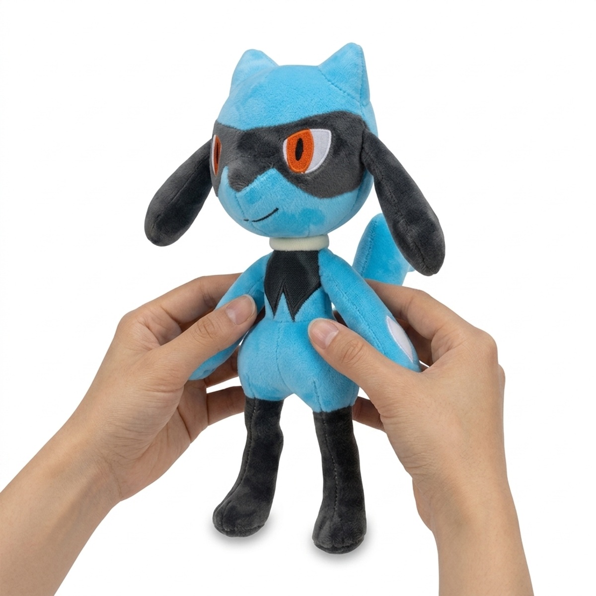 Riolu Knuffel in handen