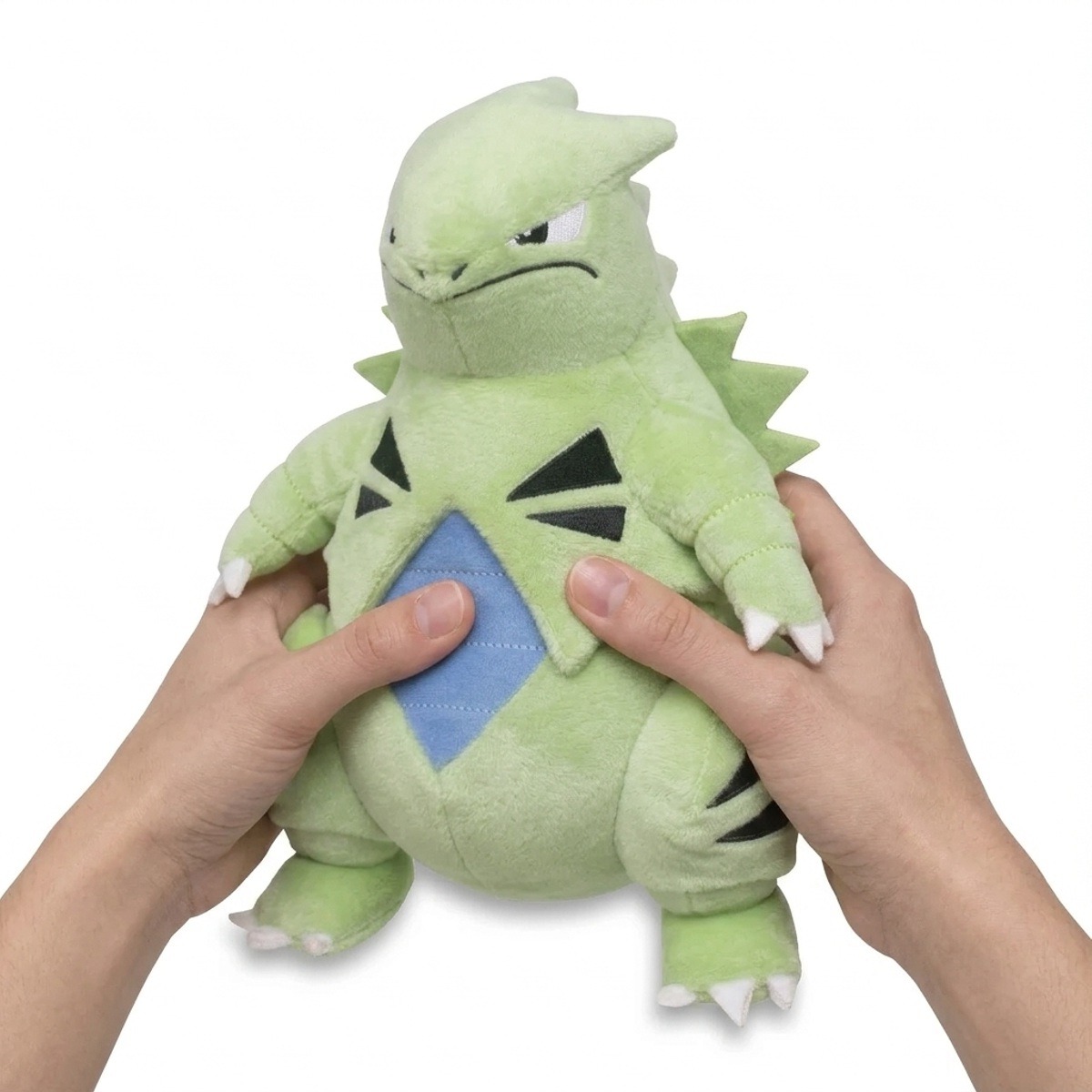 Tyranitar Knuffel vastgehouden in de handen