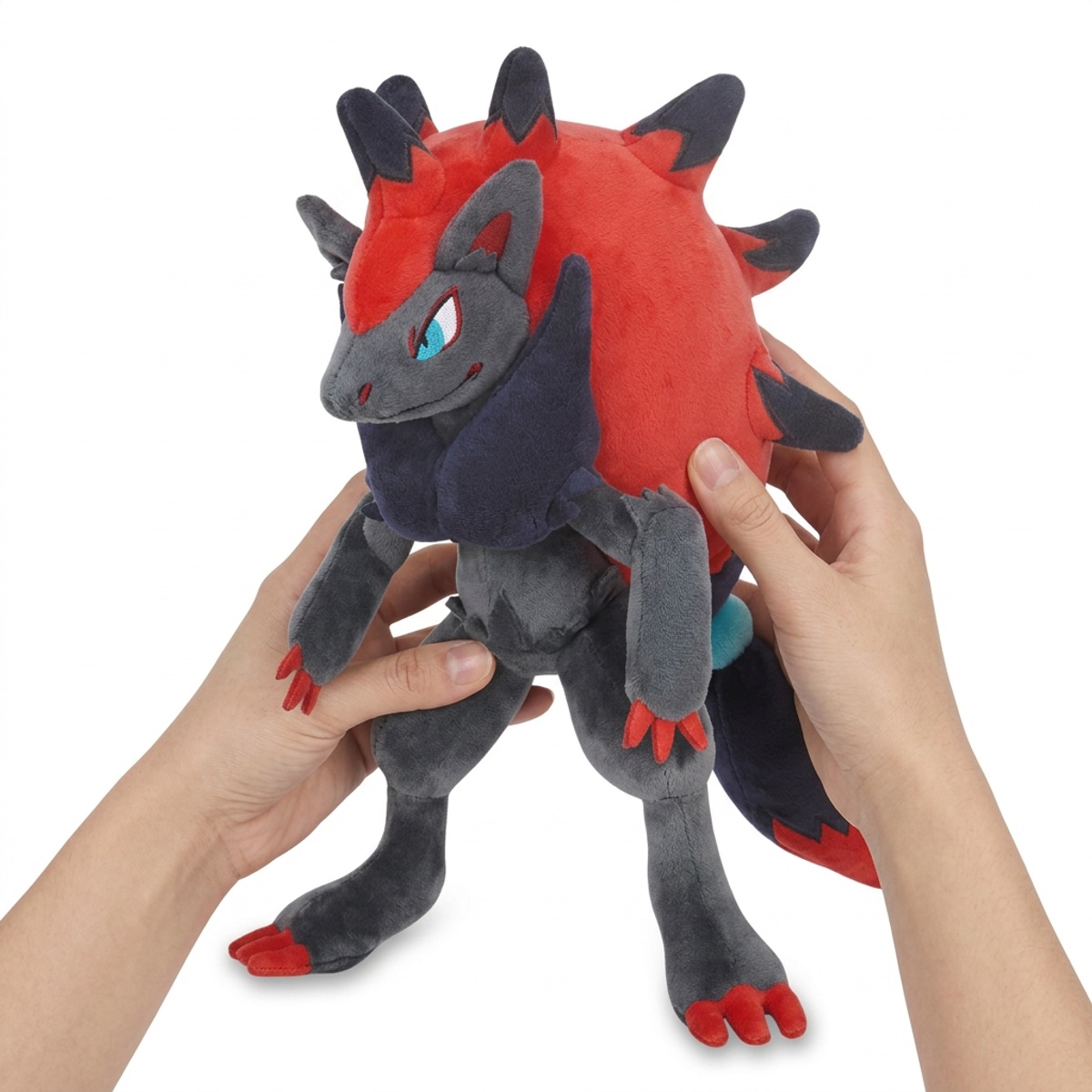 Zoroark Knuffel vastgehouden in handen