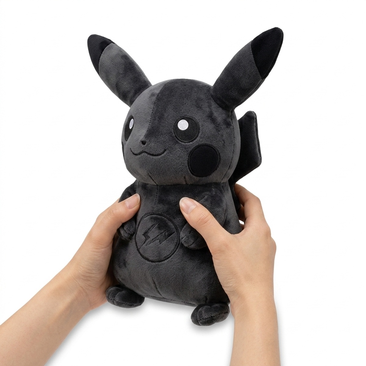 Zwart Pikachu Knuffel in handen
