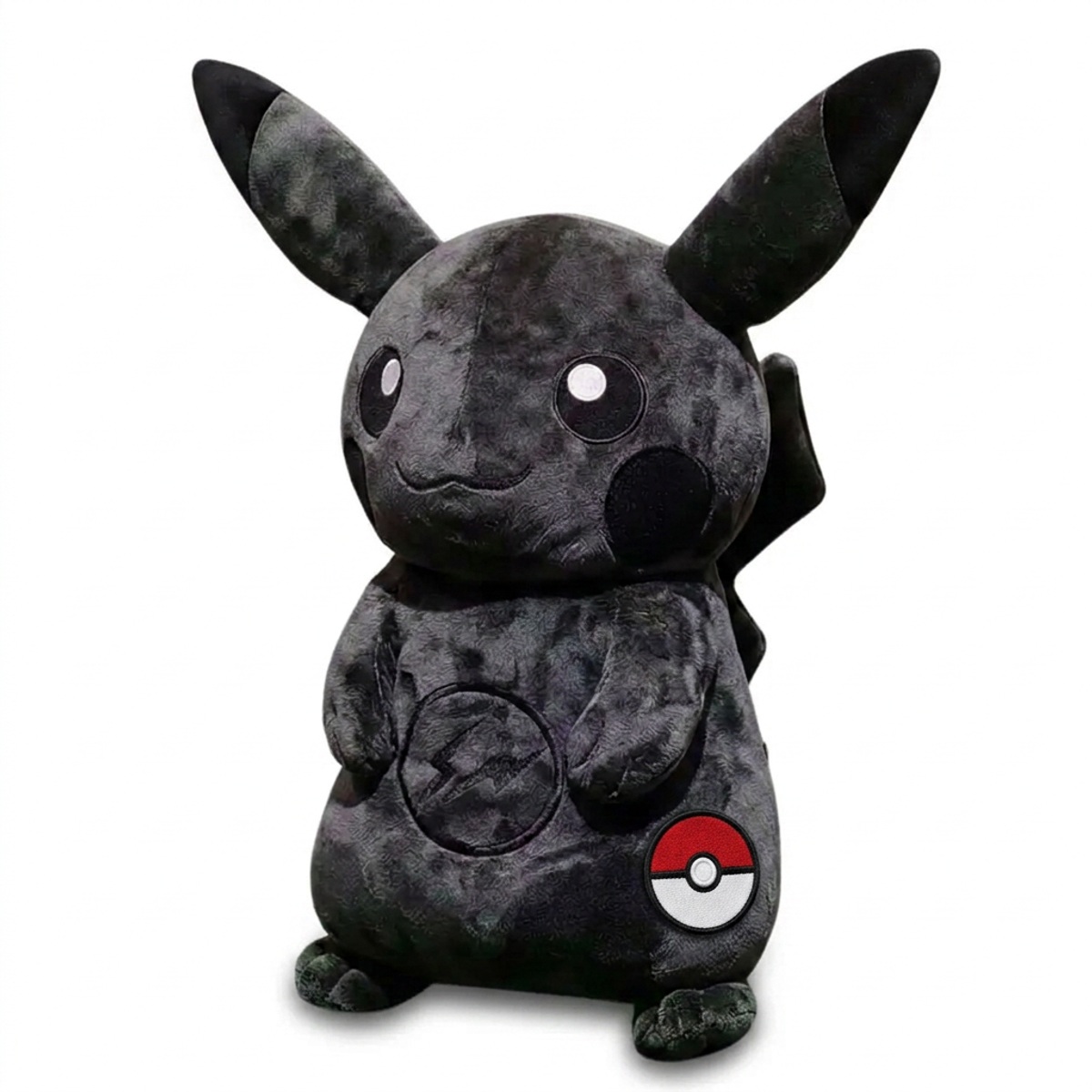 Pikachu Knuffel met badge die de echtheid bewijst.